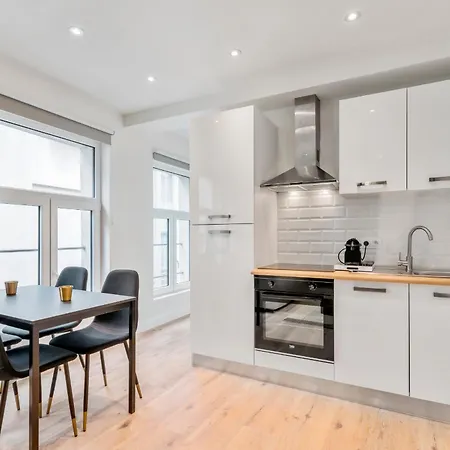 Designer - Prime Location For 4 Guests 헨트
