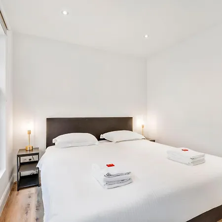 Designer - Prime Location For 4 Guests * 헨트