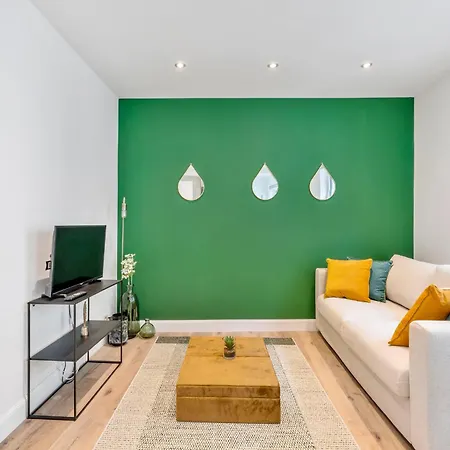 Designer - Prime Location For 4 Guests 아파트 헨트